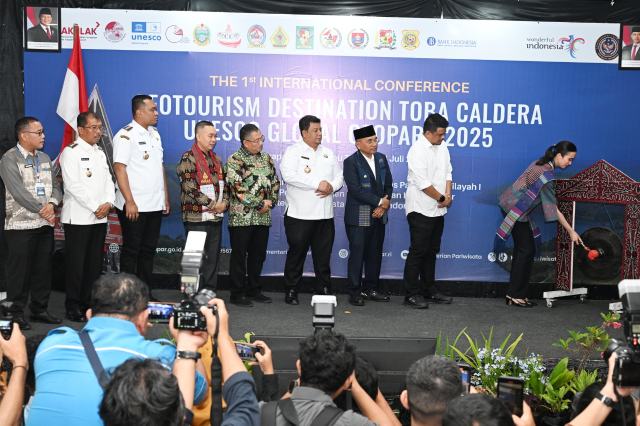 Gubernur Sumut Bobby Nasution mendampingi Menteri Pariwisata Republik Indonesia (Menpar RI) Widiyanti Putri Wardhana saat memukul gong pertanda dibukanya acara The 1st International Conference On Geoturism Destination Toba Caldera UNESCO Global Geopark 2025 di Khas Parapat Hotel, Simalungun, Selasa (8/7/2025). Foto/Diskominfo Sumut