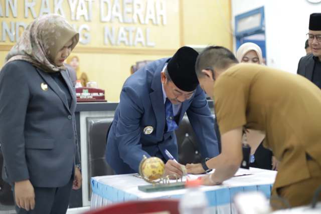 Bupati Madina H Saipullah Nasution dan Wakil Bupati Madina Atika Azmi Utammi Nasution.