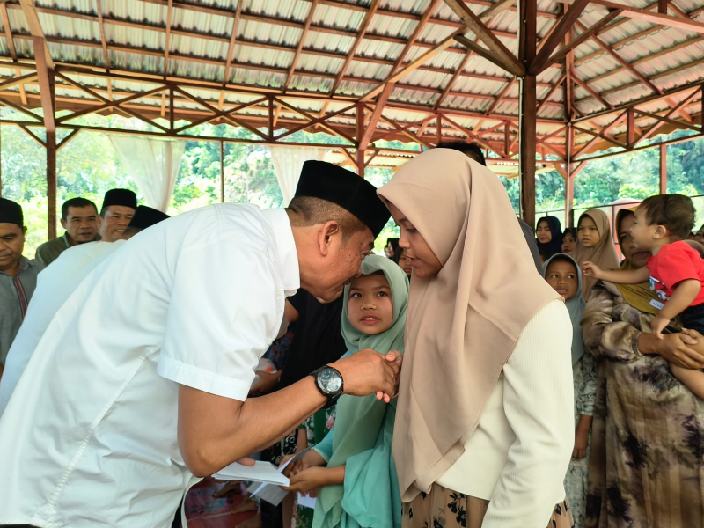 Bupati Madina menyantuni anak yatim piatu.