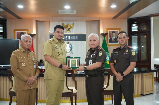 Gubernur Sumatera Utara (Sumut) Bobby Nasution dan Wagubsu H Surya menerima kunjungan Kepala Kejaksaan Tinggi Sumut Harli Siregar beserta jajarannya di Ruang Kerja Lantai 10 Kantor Gubernur Sumut Jalan Diponegoro Kota Medan, Selasa (12/8/2025). Foto/Diskominfo Sumut 