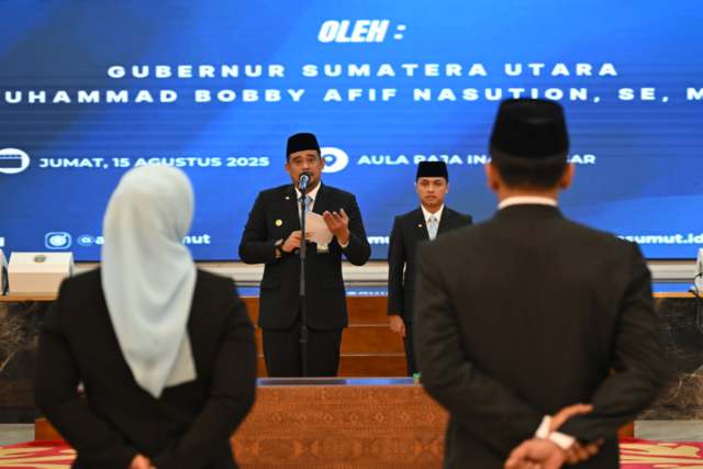 Gubernur Sumatera Utara (Sumut) Bobby Nasution melantik Pejabat Pimpinan Tinggi Pratama Lingkungan Pemerintah Provinsi Sumut di Aula Raja Inal Siregar Kantor Gubernur Sumut Jalan Diponegoro Nomor 30 Medan, Jumat (15/8/2025). Foto/Diskominfo Sumut