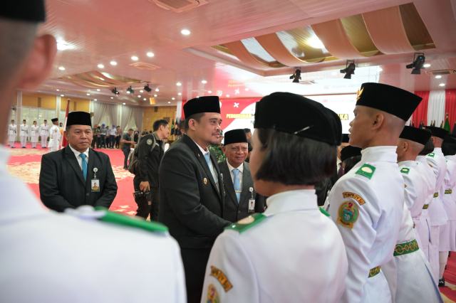 Gubernur Sumatera Utara (Sumut) Bobby Afif Nasution di dampingi Wakil Gubernur Sumut Surya dan Forkopimda, mengukuhkan Paskibraka Provinsi Sumut di Aula Tengku Rizal Nurdin, Jalan Sudirman No 41 medan, Jumat (15/08/2025). Foto/Diskominfo Sumut