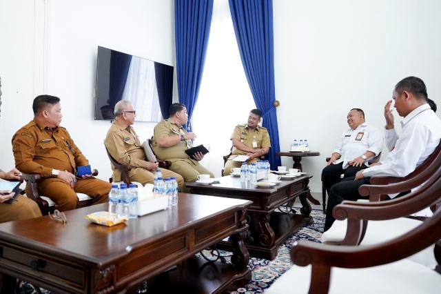 Gubernur Sumatera Utara (Sumut) Bobby Nasution menerima audiensi Kepala Badan Pusat Statistik (BPS) Provinsi Sumut Asim Saputra di Rumah Dinas Gubernur Sumut Jalan Jenderal Sudirman Kota Medan, Selasa (19/8/2025). Foto/Diskominfo Sumut
