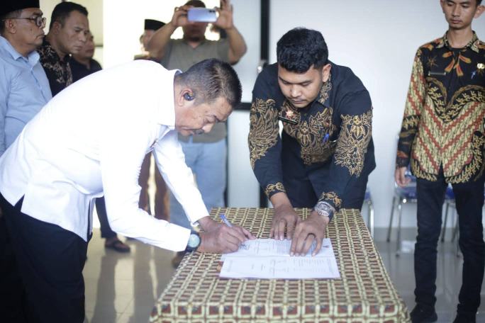 Bupati Madina H Saipullah Nasution menandatangani SK direktur RSU Natal.