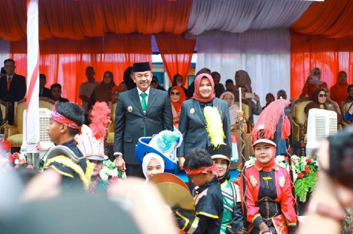 Bupati dan Wakil Bupati Madina pada acara karnaval memeriahkan HUT ke-80 RI.