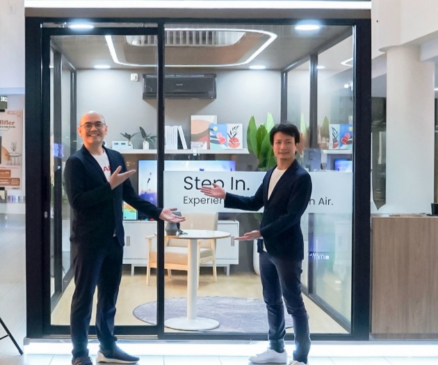 Perwakilan Sharp, Yudha Eka Putra, AC & PCI product strategy manager, PT Sharp Electronics  Indonesia ( kiri) didampingi Ryohei Yoshitoshi, Smart Appliances & Solutions Business Unit Assistant General Manager, Sharp Corporation menunjukan area experience room di New Dehumidifier Exhibition