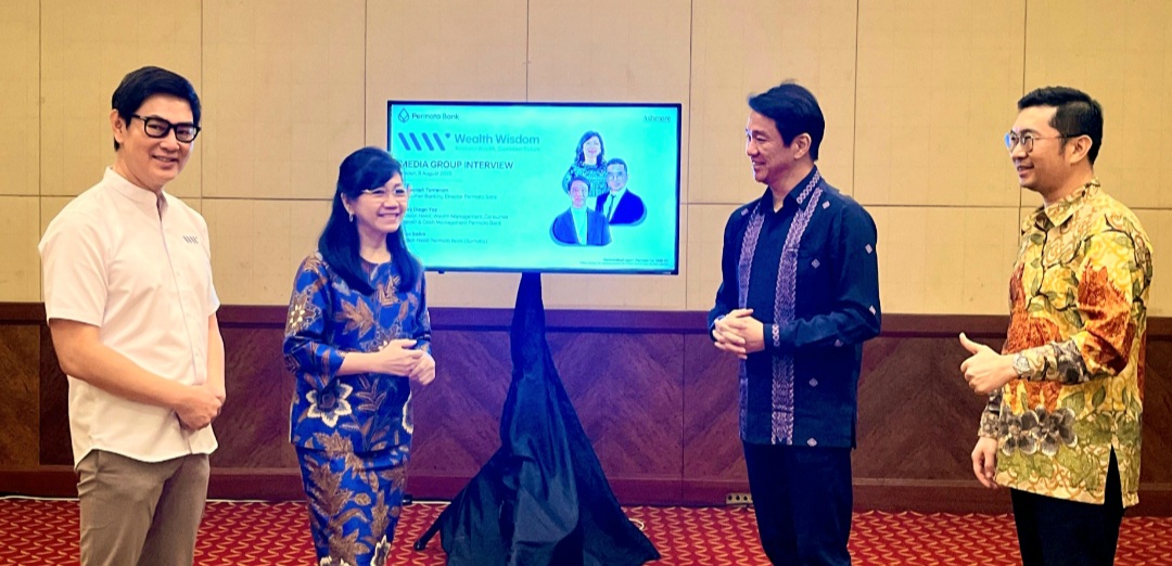 Media Group Interview Wealth Wisdom 2025 di Medan bersama (ki-ka) Glenn Ranti, Division Head - Corporate Communications Permata Bank; Djumariah Tenteram - Consumer Banking Director Permata Bank; Agus Salim - Head Region Permata Bank (Sumatra); Ricky Diego Yap, Division Head, Wealth Management, Consumer Deposit & Cash Management Permata Bank