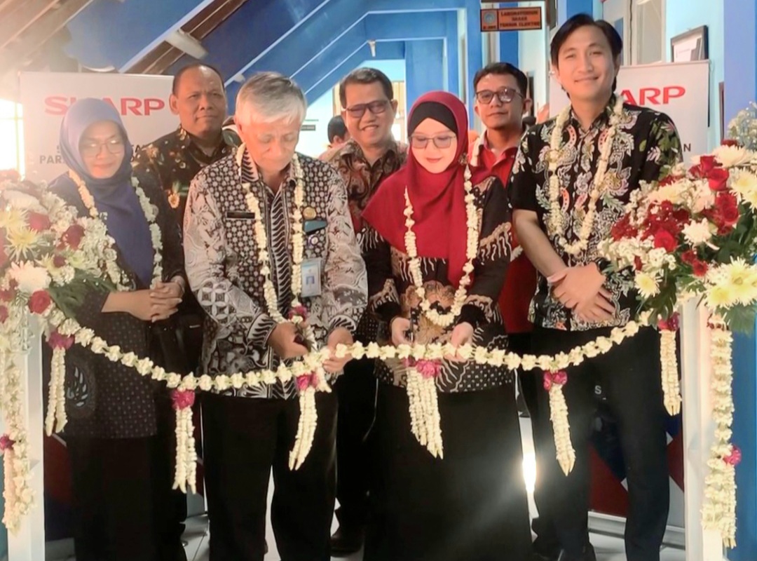 Perwakilan sekolah dan perwakilan Sharp Indonesia menggunting pita saat peresmian program Sharp Class di SMKN 2 Yogyakarta