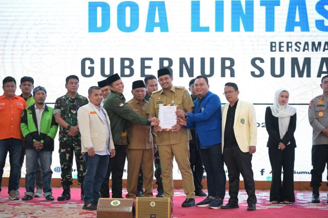 20250902_231520_resize_14 Gubernur Sumatera Utara (Sumut) Bobby Afif Nasution bersama Wakil Gubernur Sumut Surya dan Forkopimda, melakukan doa lintas agama bersama sejumlah aliansi buruh, mahasiswa dan abang Ojol di Aula Tengku Rizal Nurdin, Jalan Sudirman No 41 Medan, Selasa (02/09/2025). Foto/Diskominfo Sumut