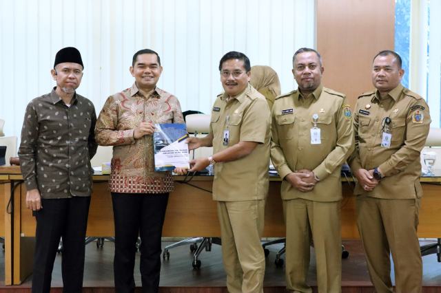 Sekretaris Daerah Provinsi (Sekdaprov) Sumatera Utara (Sumut) Togap Simangunsong menyampaikan Rancangan Kebijakan Umum Anggaran (KUA) dan Prioritas Plafon Anggaran Sementara (PPAS) Perubahan APBD Provinsi Sumut Tahun Anggaran 2025, di Aula Kantor DPRD Sumut, Jalan Imam Bonjol, Medan, Selasa (9/9/2025). Foto/Diskominfo Sumut