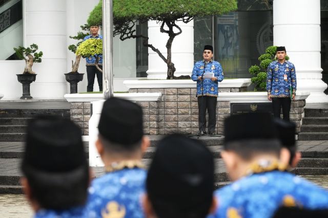 Sekdaprov Sumut Togap Simangunsong menjadi Pembina Upacara Hari Kesadaran Nasional di Lapangan Apel Kantor Gubernur Sumut, Jalan Diponegoro No. 30, Medan, Rabu (17/9/2025). Foto/Diskominfo Sumut.