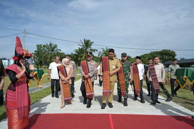 20250921_082907_resize_4 Gubernur Sumatera Utara (Sumut) Bobby Afif Nasution bersama Kapoldasu Irjen Pol Whisnu Hermawan Februanto, Pangdam I/BB Mayjen TNI Rio Firdianto, Ketua DPRD Sumut Erni Ariyanti, meresmikan peluncuran operasional dapur SPPG Menarhanud 2/SSM Kodam I/BB di Mako Menarhanun 2/SSM Deliserdang, Senin (1/9/2025). Foto/Diskominfo Sumut