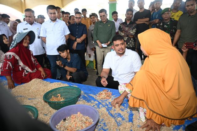 Gubernur Sumatera Utara Muhammad Bobby Afif Nasution didampingi Bupati Labuhanbatu Utara melakukan kunjungan kerja ke wilayah Pasar Ikan Tanjung Leidong Kecamatan Kualuh Kabupaten Labuhanbatu Utara, Rabu (24/9/2025). Gubernur mendengarkan keluhan masyarakat buruh harian serta pelaku UMKM di wilayah tersebut. Foto/Diskominfo Sumut