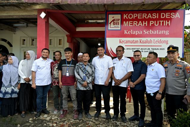 Gubernur Sumatera Utara (Sumut) Bobby Afif Nasution, didampingi Bupati Labuhanbatu Utara Hendri Yanto Sitorus dan sejumlah OPD meninjau Koperasi Merah Putih di Desa Kelapa Sebatang, Kecamatan Kualuh Leidong, Rabu (24/9/2025). Foto/Diskominfo Sumut