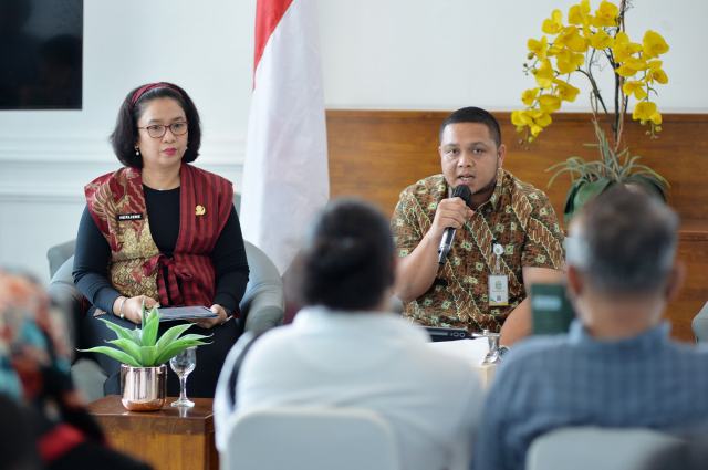 20250925_200452_resize_21 Pemerintah Provinsi Sumut melalui Badan Pendapatan Daerah Sumut dan Badan Keuangan dan Aset Daerah Provinsi Sumut melakukan Konferensi Pers terkait Optimalisasi Pendapatan Asli Daerah untuk menunjang pembangunan di Lobby Dekranasda Lantai 1 Kantor Gubernur Sumut Jalan Diponengoro Kota Medan, Kamis (25/9/2025). Foto/Diskominfo Sumut