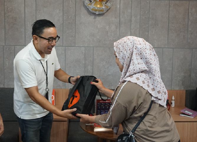 Harpelnas 2025 (2)_resize_77 VP Consumer Business Area Sumatera Telkomsel Saki H Bramono saat melayani langsung pelanggan di GraPARI GMP Medan special di hari pelanggan. Dalam kesempatan ini, Manajemen Telkomsel di Area Sumatera hadir melayani langsung pelanggan dan memberikan bingkisan special sebagai bentuk apresiasi, Kamis (4/9/2025).