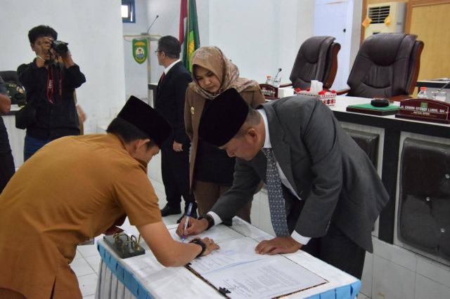 Bupati Madina bersama wakil bupati tandatangani persetujuan RPJMD.