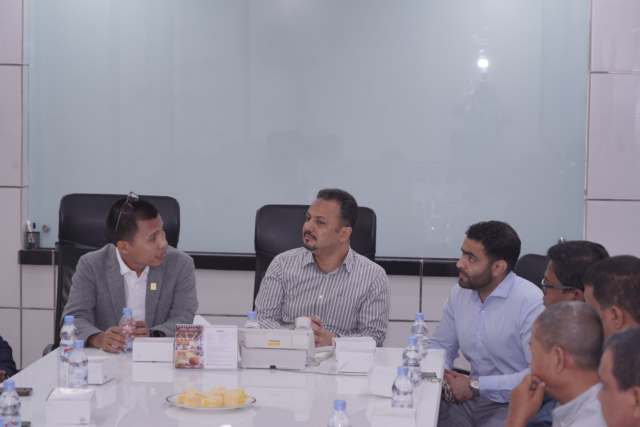 General Manager PLN UID Sumatera Utara, Ahmad Syauki saat berbincang dengan Operasional Director PT PAMIN, Mr. Ali Saleh Sulaiman