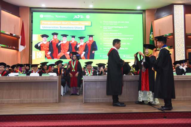 Rektor USU, Prof. Dr. Muryanto Amin, S.Sos., M.Si mengukuhkan guru besar.