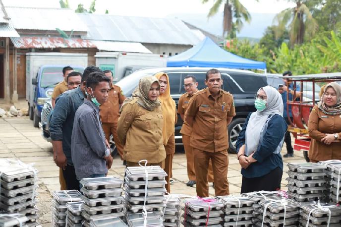 Wakil Bupati Madina Atika Azmi Utammi Nasution saat meninjau persiapan MBG.