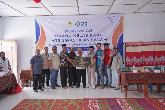 Ketua YBM PLN UID Sumut, Efi Ziarman (empat dari kanan) saat menyerahkan Prasasti kepada Ramli Aziz, Ketua Yayasan MTs Swasta As Salam (enam dari kiri).