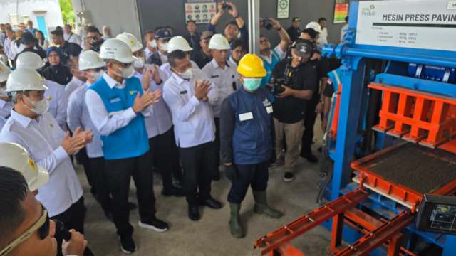 Pengelolaan abu sisa pembakaran batu bara di Pembangkit Listrik Tenaga Uap (PLTU) Adipala berupa Fly Ash dan Bottom Ash (FABA), warga binaan mampu menghasilkan produk konstruksi bernilai ekonomi.