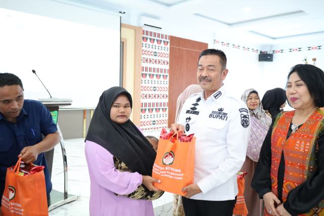 IMG-20250910-WA0073_resize_2 Bupati Madina H Saipullah Nasution memberikan bantuan secara simbolis.
