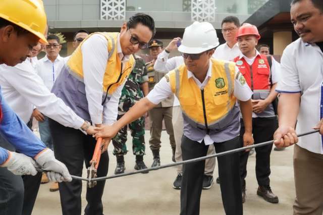 Wali Kota Medan Rico Waas memotong kabel sebagai upaya penertiban
