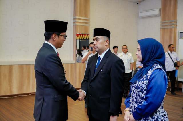 Wali Kota Medan Rico Tri Putra Bayu Waas mengambil sumpah jabatan dan melantik Erfin Fahrurrazi sebagai Inspektur, Rabu (10/9/2025) di Ruang Rapat III Kantor Wali Kota.