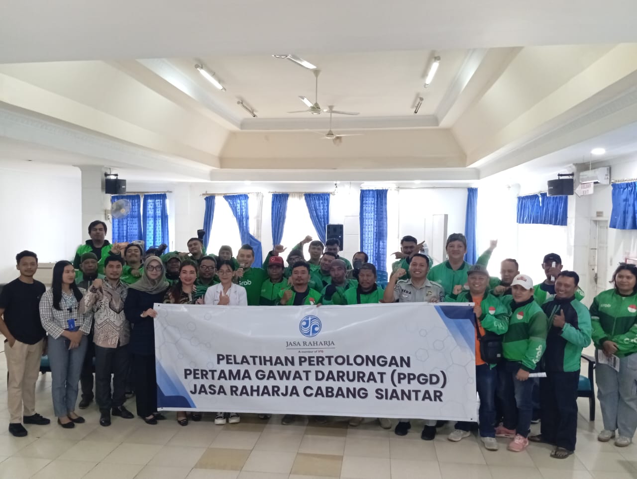 Wakil Ketua Bidang Pendidikan PWI Sumatera Utara, Sugiatmo (tengah), Ketua Tim Kerja Kemitraan dan Pemberdayaan Komunitas GTK, Muhammad Ichwan Nasution, Tim Pengembang Portal AKRAB BBGTK Sumut dan Tim Humas BBGTK Sumut usai pelaksanaan FGD Sosialisasi Portal "AKRAB" BBGTK Sumatera Utara, Rabu (10/9/2025), di gedung BBGTK Sumut, Jalan Kenanga Raya Tanjung Sari Medan.