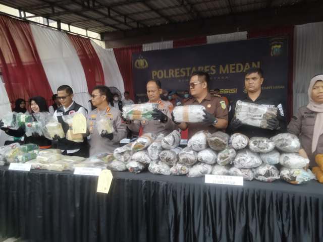 Kapolrestabes Medan Kombes Pol Parhorian Lumban Gaol memaparkan keberhasil petugas mengungkap kasus penyelundupan Narkotika jenis sabu, pil ekstasi dan daun ganja kering, Kamis (11/9/2025).