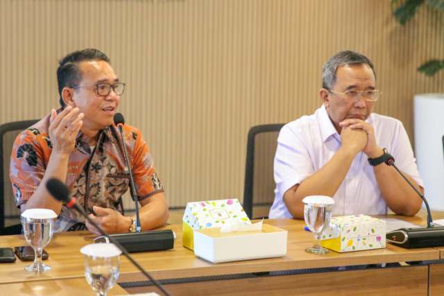 Wakil Wali Kota Medan memaparkan rencana revitalisasi gedung RSUD dr. Pirngadi Medan kepada Direktur Jenderal Kesehatan Lanjutan, dr. Azhar Jaya, SH., SKM., MARS.