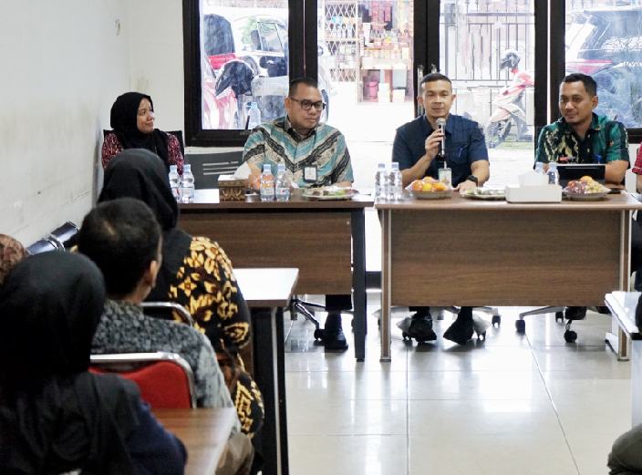 Kepala Bapenda Kota Medan, M. Agha Novrian didampingi Sekretaris Bapenda, T. Roby Chairi, saat melakukan kunjungan kerja ke Unit Pelaksana Teknis (UPT) Wilayah IV Bapenda Kota Medan di Jalan Mesjid, Kecamatan Medan Barat, Kamis (11/9/2025).