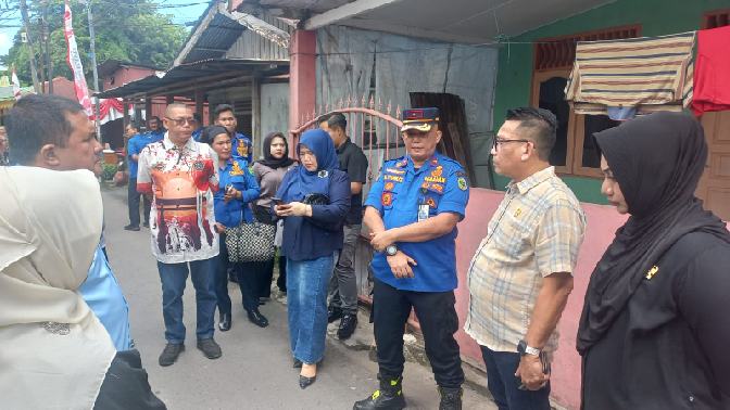 IMG-20250916-WA0034_resize_52 Anggota DPRD Medan yang tergabung di Panitia Khusus (Pansus) Rancangan Perda (Ranperda) tentang Pencegahan dan Penanggulangan Kebakaran (P2K) melakukan kunjungan kerja ke pemukiman kawasan penduduk di pinggiran Sungai, Selasa (16/9/2025) di Jalan Brigjend Katamso, Gg Perbatasan, Kp Baru, Medan Maimun.