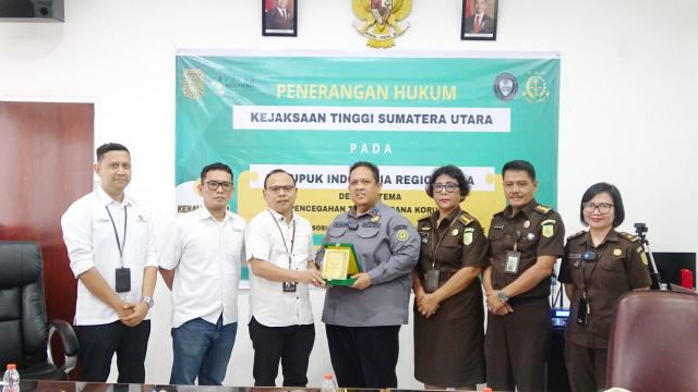 PLH Kasi Penerangan Hukum Muhamad Husairi, SH.,MH menyampaikan sambutannya pada kegiatan penerangan hukum pada PT PUPUK Indonesia Regional 1A Medan di Jalan Gajah Mada, Kota Medan, Rabu (17/9/2025).