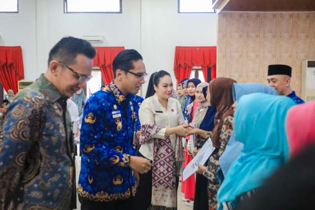 Wali Kota Medan Rico Tri Putra Bayu Waas menyerahkN serrifikat kepada pelaku UMKM kota Medan, di Gedung PKK Kota Medan, Petisah, Rabu (17/9/2025).