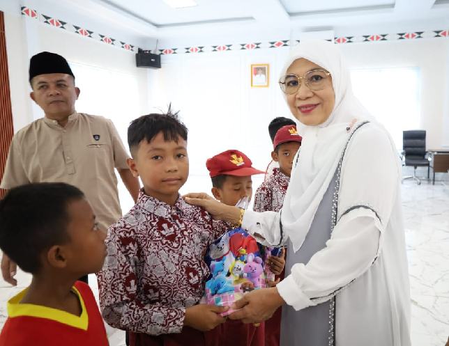 Ketua TP PKK Madina Ny. Yufri Astuti Saipullah. 
