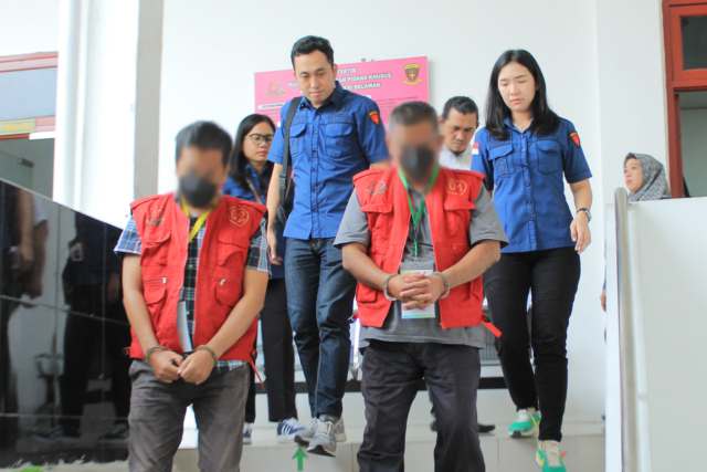Kejari Belawan menetapkan tersangka dan menahan EAD dan AM, Mantan Bendahara dan Penyedia Barang di SMAN 16 Medan terkait dugaan korupsi Rp.826 juta Bantuan Operasional Sekolah (BOS) tahun 2022-2023, Kamis (18/9/2025).