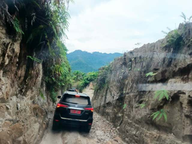 IMG-20250925-WA0051(1) Mobil rombongan Gubernur Sumut Bobby Nasution saat melintasi jalan rusak yang menghubungi Labura dan Toba.