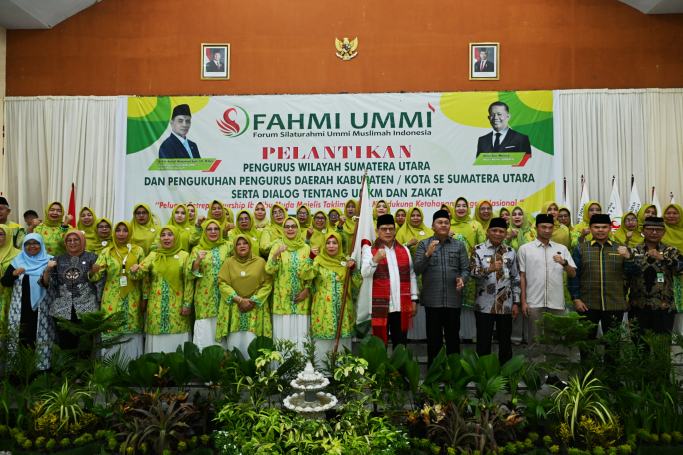 Wakil Gubernur Sumatera Utara H. Surya bersama Wakil Menteri Agama RI H. Romo Syafe'i menghadiri acara Pelantikan Forum Silaturahmi Ummi Muslimah Indonesia (FAHMI UMMI) Provinsi Sumatera Utara dan Kabupaten/Kota Se-Sumut di Gedung Asrama Haji Medan, Pangkalan Mashur, Medan Johor, Kamis (4/9/2025). Foto/Diskominfo Sumut
