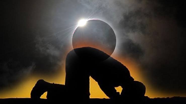 Ilustrasi salat Gerhana Bulan. Foto/Cahaya Islam