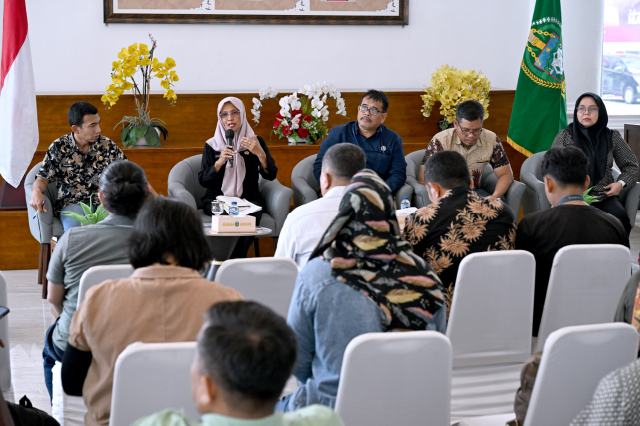 Sekretaris Dinas Perhubungan Sumut, Rochani Litiloly saat Konferensi Pers terkait Kendaraan Over Dimension Over Load (ODOL) di Anjungan Dekranasda Sumut, lantai 1 Kantor Gubernur Sumut, Jalan Diponegoro No. 30, Medan, Jum'at (3/10/2025). Foto/Diskominfo Sumut