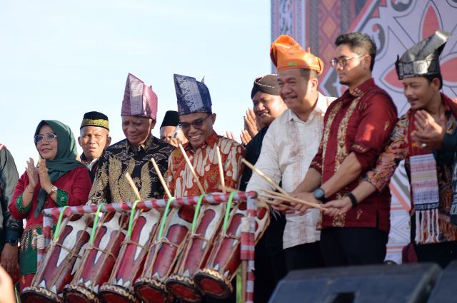 Wakil Gubernur Sumatera Utara (Sumut) Surya membuka secara resmi Pagelaran Seni Budaya Daerah (PSBD) Asahan VI Tahun 2025 di Lapangan PSBD Asahan Jalan Taufan Gama Kota Kisaran Kabupaten Asahan, Sabtu (4/10/2024). Foto/Diskominfo Sumut 