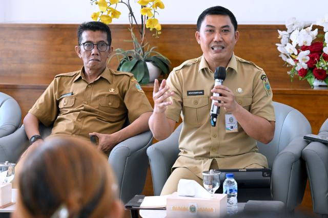 Kepala Dinas Lingkungan Hidup dan Kehutanan Sumut, Heri Wahyudi Marpaung saat konferesi pers terkait Pengelolaan Lingkungan dan Sumberdaya Alam Secara Berkelanjutan di Anjungan Dekranasda Sumut, lantai 1 Kantor Gubernur Sumut, Senin (6/10/2025). Foto/Diskominfo Sumut
