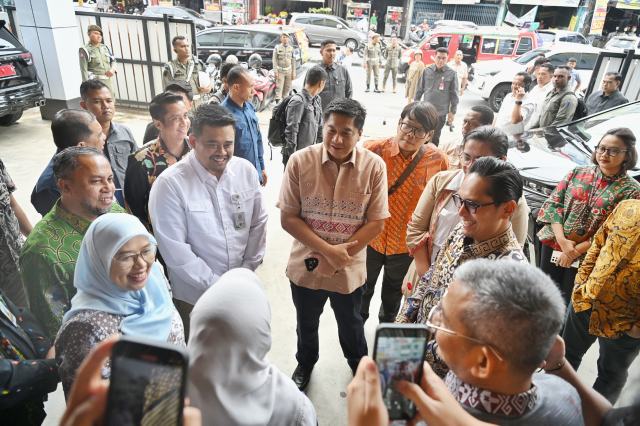 20251011_071030_resize_59 Gubernur Sumatera Utara (Sumut) Muhammad Bobby Afif Nasution mendampingi Menteri Perumahan dan Kawasan Permukiman (PKP) Maruarar Sirait, serta Menteri Dalam Negeri (Mendagri) Tito Karnavian saat meninjau Mall Pelayanan Publik (MPP) Kota Medan di Jalan Iskandar Muda, Jumat (10/10/2025). Foto/Diskominfo Sumut