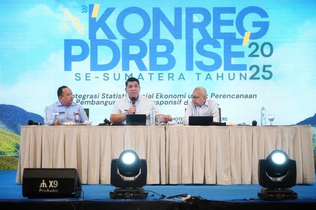 Kepala Badan Perencanaan Pembangunan, Penelitian dan Pengembangan (Bappelitbang) Sumut Dikky Anugerah, bersama Direktur Neraca Pengeluaran Badan Pusat Statistik (BPS) Pipit Helly Sorayan dan Kepala BPS Sumut Asim Saputra pada High Level Meeting Konsultasi Regional Produk Domestik Regional Bruto dan Indikator Sosial Ekonomi (KONREG PDRB-ISE) Tahun 2025 di Ballroom Hotel Santika Premiere Dyandra, Jalan Kapten Maulana Lubis, Medan, Kamis (16/10/2025). Foto/Diskominfo Sumut 