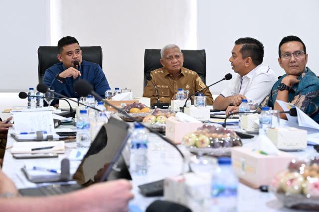Gubernur Sumut Bobby Nasution  didampingi Wakil Gubernur Sumut Surya memimpin Rapat Percepatan Program 3 Juta bagi Masyarakat Berpenghasilan Rendah (MBR) di Ruang Rapat lantai 9 Kantor Gubernur Sumut, Jalan Diponegoro No. 30, Medan, Selasa (28/10/2025). Foto/Diskominfo Sumut 