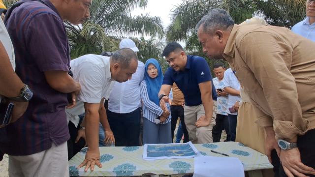 Gubernur Sumatera Utara Bobby Nasution saat meninjau jalan provinsi yang rusak di kawasan Batang Serangan, Langkat, beberapa waktu lalu.
