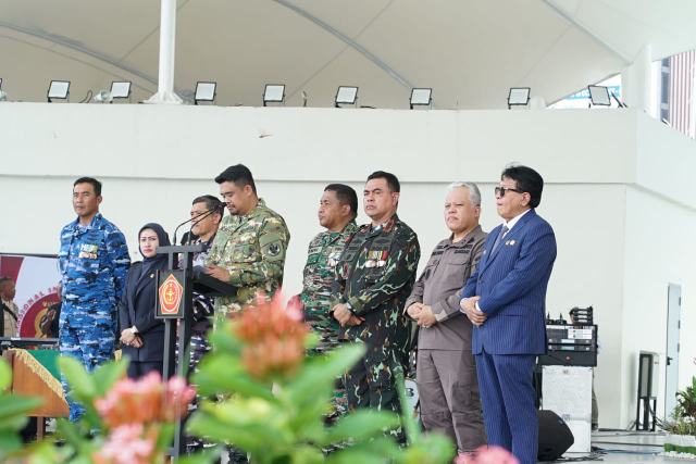 Kajati Sumatera Utara Dr.Harli Siregar SH.,M.Hum menghadiri upacara peringatan hari ulang tahun (HUT) TNI ke-80 tahun 2025 di Lapangan Merdeka Medan.