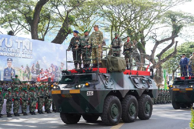 Kasdam I/BB, Brigjen TNI Deki Santoso Pattinaya bersama Gubernur Sumatera Utara, Bobby Nasution saat melakukan pengecakan pasukan.